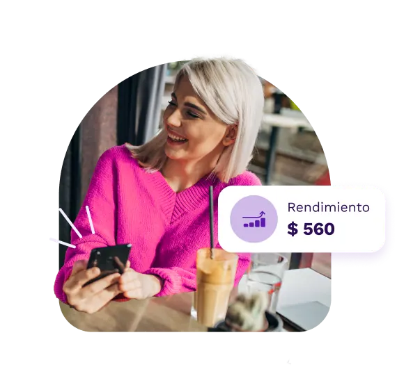 Mujer cargando saldo en cuenta remunerada